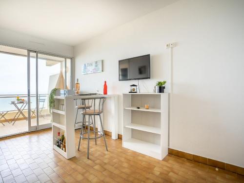 - un salon avec un comptoir et une table avec un tabouret dans l'établissement Apartment Milos by Interhome, à Canet