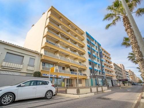 une voiture blanche garée devant un immeuble dans l'établissement Apartment Milos by Interhome, à Canet