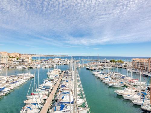 un groupe de bateaux est amarré dans un port dans l'établissement Apartment L'Open-4 by Interhome, à Fréjus