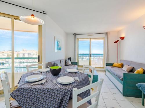 un salon avec une table et un canapé dans l'établissement Apartment L'Open-4 by Interhome, à Fréjus