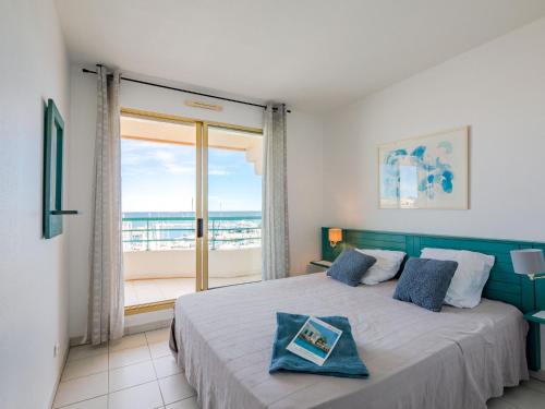 une chambre avec un lit avec vue sur l'océan dans l'établissement Apartment L'Open-4 by Interhome, à Fréjus
