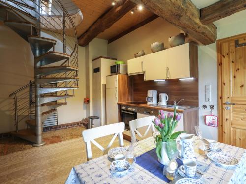 eine Küche und ein Esszimmer mit einem Tisch und Stühlen in der Unterkunft Holiday Home Dat Litsche Hus-3 by Interhome 