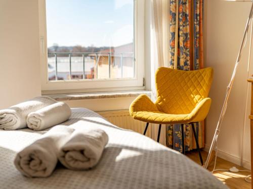 ein Zimmer mit einem Bett, einem Fenster und einem Stuhl in der Unterkunft Apartment Stolzenfels-1 by Interhome in Ostseebad Sellin