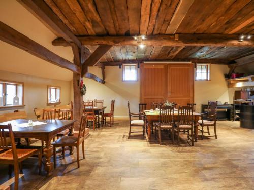 Restoran atau tempat lain untuk makan di Holiday Home Dat Litsche Hus-3 by Interhome