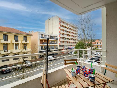 d'un balcon avec une table, des chaises et une rue. dans l'établissement Apartment Le Palma-2 by Interhome, à Arcachon