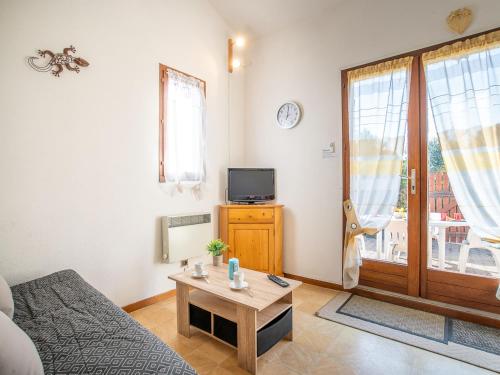 un salon avec un canapé, une télévision et une table dans l'établissement Holiday Home Lou Cantalou by Interhome, à Sainte-Marie-la-Mer