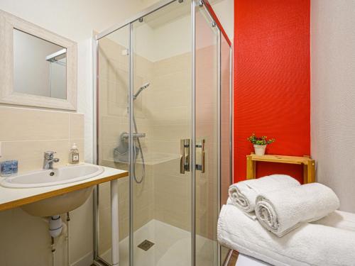 une salle de bain avec douche et lavabo dans l'établissement Apartment Le Dolmen by Interhome, à La Trinité-sur-Mer