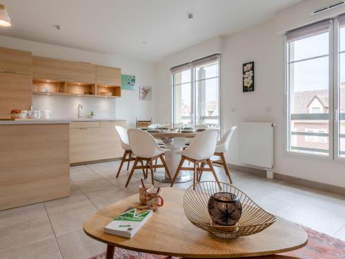 uma cozinha e sala de jantar com mesa e cadeiras em Apartment Les Arts-1 by Interhome em Deauville