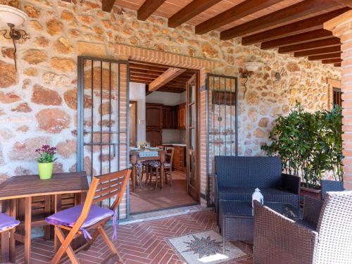 eine Terrasse mit Stühlen, einem Tisch und einem Esszimmer in der Unterkunft Holiday Home Lavanda by Interhome in La Pesta