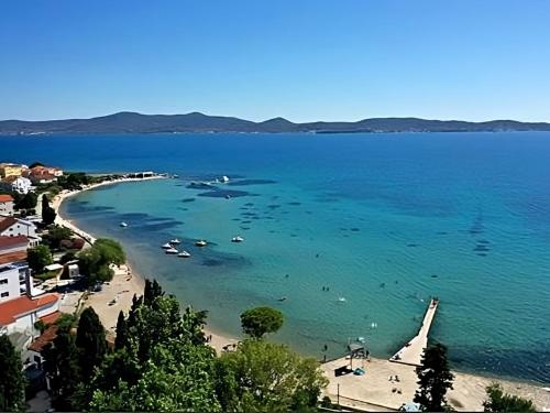 - une vue sur une plage avec des bateaux dans l'eau dans l'établissement Apartment Beach Feelings by Interhome, à Sukošan