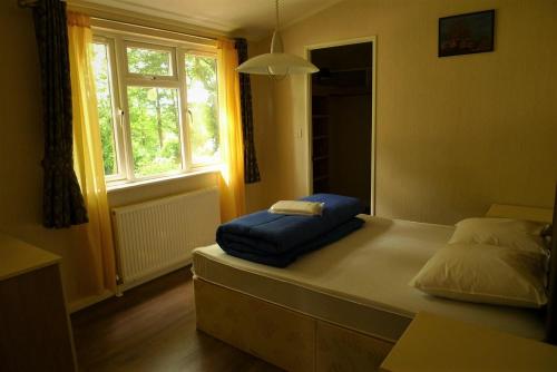 a bedroom with a bed with a blue pillow on it at Camping de Pont Calleck in Inguiniel