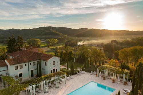 an aerial view of a house with a swimming pool at Relais Sassa al Sole in San Miniato