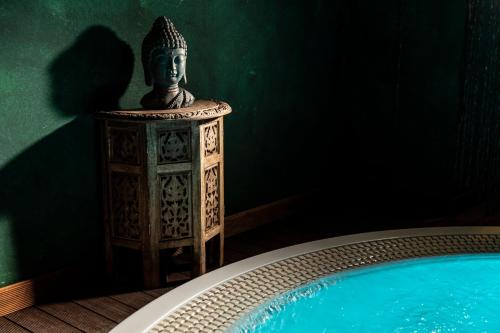 a statue sitting next to a swimming pool with aitating at Relais Sassa al Sole in San Miniato