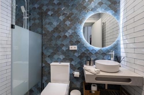 uma casa de banho com um lavatório e um espelho em Vip Apartments Valencia em Valência