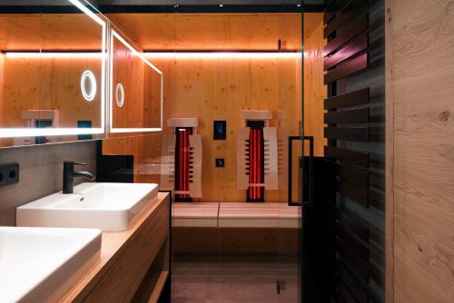 La salle de bains est pourvue d'un lavabo et d'une baignoire. dans l'établissement Salzkammergut Lodge, à Ebensee