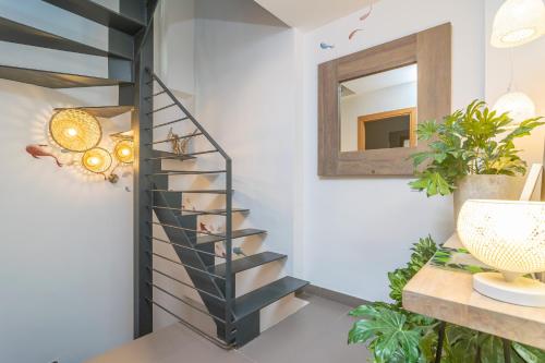 eine Wendeltreppe in einem Zimmer mit Spiegel in der Unterkunft Mar Colonia in Colonia Sant Jordi