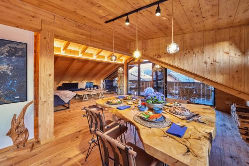ein Esszimmer mit einem großen Holztisch und Stühlen in der Unterkunft Chalet Alpi in Garmisch-Partenkirchen