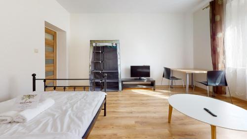 a bedroom with a bed and a table and a desk at roomspoznan pl - Ogrodowa 9 - 24h self check-in in Poznań