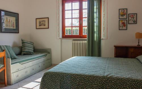 ein Schlafzimmer mit einem Bett, einem Fenster und einem Sofa in der Unterkunft "Lilla" in Calci
