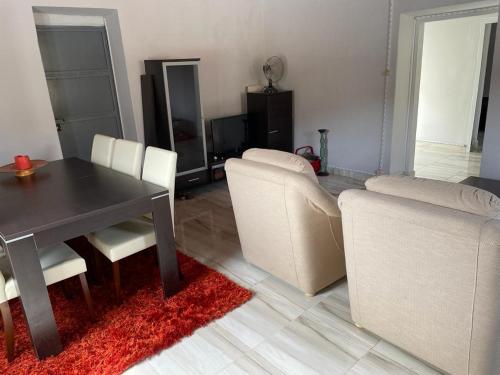 ein Wohnzimmer mit einem Esstisch und einem Sofa in der Unterkunft AmarCasa in Nora