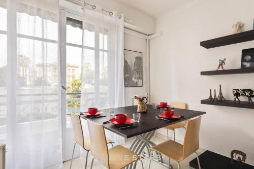 une salle à manger avec une table et des chaises et une fenêtre dans l'établissement Suite Flora Five stars Holiday house, à Nice