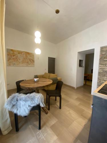 uma sala de estar com uma mesa e um sofá em Duca apartment em Perugia