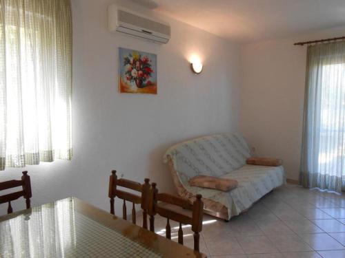 ein Wohnzimmer mit einem Sofa und einem Fenster in der Unterkunft Apartment in Razanj with sea view, terrace, air conditioning, WiFi 5150-2 in Ražanj