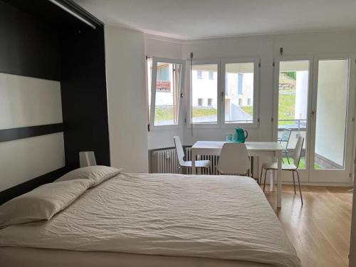 Llit o llits en una habitació de Ferienapartment in Bestlage in Sankt Moritz