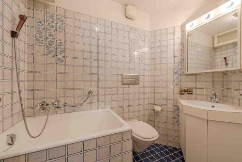 ein Badezimmer mit einer Badewanne, einem WC und einem Waschbecken in der Unterkunft Ferienapartment in Bestlage in Sankt Moritz in St. Moritz