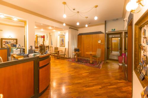 un soggiorno con pavimenti in legno e una hall di Hotel City Center a Palermo