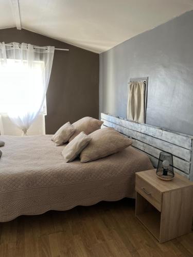 Puyvert的住宿－Appartement St Victor，一间卧室设有一张大床和一个窗户。