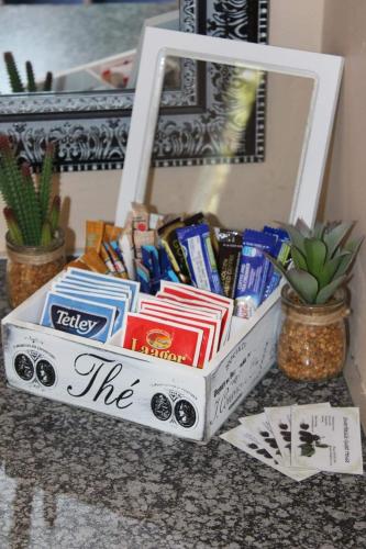 een witte doos gevuld met boeken op een tafel bij Swartbessie Geusthouse in Krugersdorp
