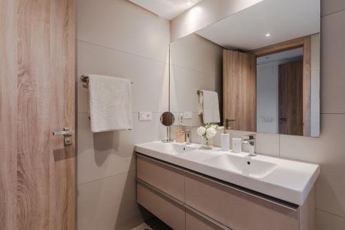 Baño blanco con lavabo y espejo en Penthouse - Royal Banus, en Marbella