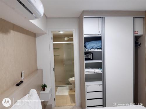 uma casa de banho com WC e um closet em Apartamento Mobiliado Meireles Fortaleza Landscape Beira-Mar em Fortaleza