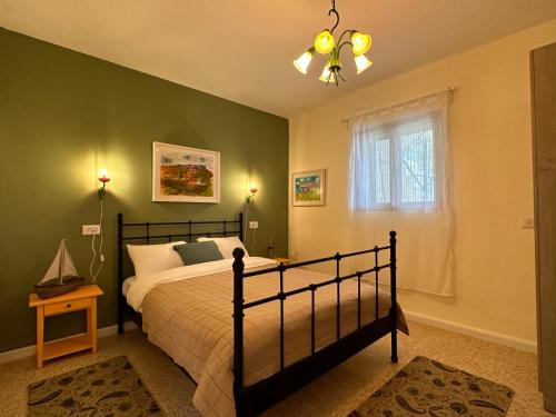 um quarto com uma cama e uma janela em Casa Camellia metula em Metulla