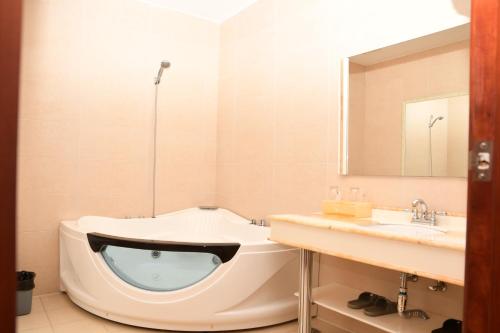 La salle de bains est pourvue d'une baignoire et d'un lavabo. dans l'établissement Victoria Beach Hotel, à Toamasina