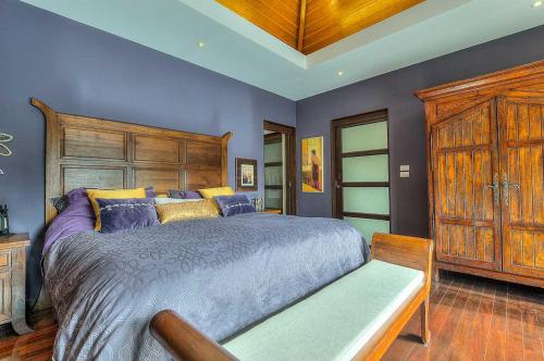 Postel nebo postele na pokoji v ubytování Stylish Balinese Boutique 3BR Pool Villa Krishna