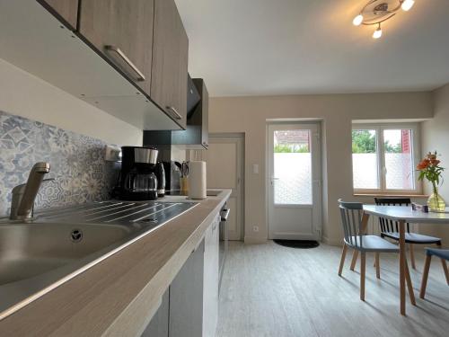 une cuisine avec un évier et un plan de travail dans l'établissement Maison n°4 aux portes du Zoo de Beauval, à Noyers-sur-Cher