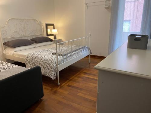 セストリ・レヴァンテにあるSilent Bay Apartmentsの小さなベッドルーム(ベッド1台、テーブル付)