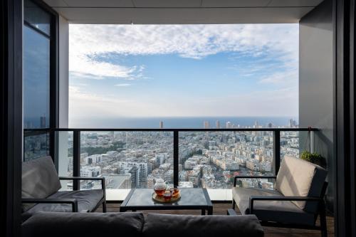 - un salon avec vue sur la ville dans l'établissement Luxury Two Bedroom Seaview Apt, à Bat Yam