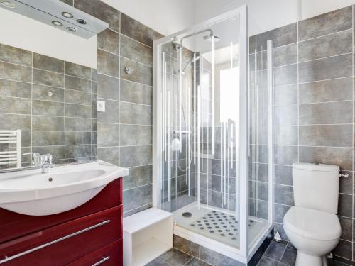 une salle de bain avec une douche, des toilettes et un lavabo dans l'établissement Appartement Standing Centre Arcachon, Résidence Grand Hôtel, 6 pers, Plages et Commerces à Proximité - FR-1-474-5, à Arcachon