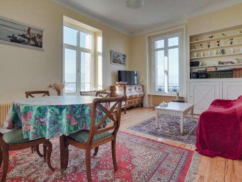 un salon avec une table et des chaises dans l'établissement Appartement pour 5 à Arcachon avec parking sécurisé - FR-1-474-10, à Arcachon