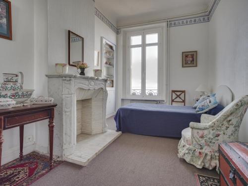 een slaapkamer met een bed en een open haard bij Appartement Arcachon, 3 pièces, 5 personnes - FR-1-474-10 in Arcachon