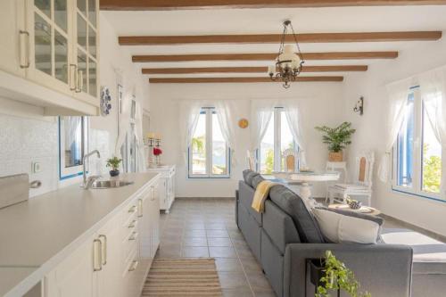 Kuchyň nebo kuchyňský kout v ubytování Kaiya Villas