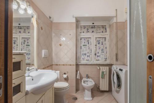 Bright Apt 2 Bedroom and balcony