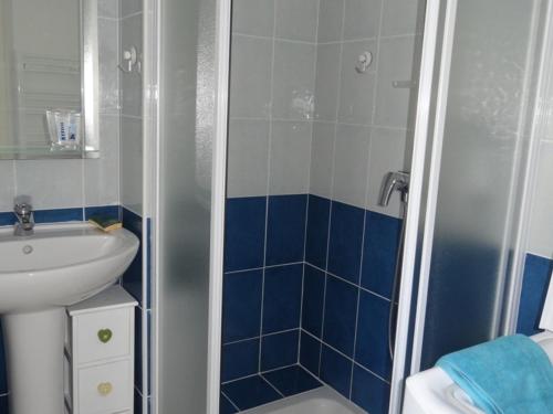 une petite salle de bain avec un lavabo et une douche dans l'établissement Maison Vendéenne avec Piscine Privée, Proche Plages et Commerces - FR-1-476-27, à La Faute-sur-Mer