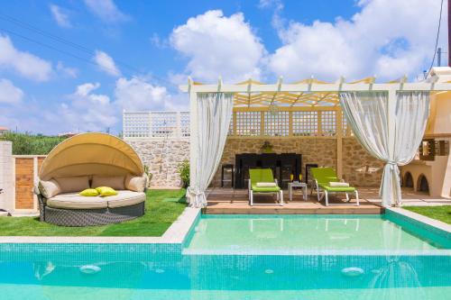 basen z altaną obok domu w obiekcie Villa Green Mare w mieście Prínos