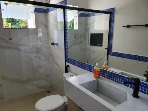 a bathroom with a sink and a shower and a toilet at Casa Duplex Aconchegante de Frente para o Mar in Porto Seguro