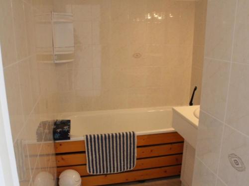 une salle de bain avec une baignoire et un lavabo dans l'établissement Fort-Mahon-Plage : Appartement cosy à deux pas de la mer, animaux admis, parking privatif - FR-1-482-27, à Fort-Mahon-Plage