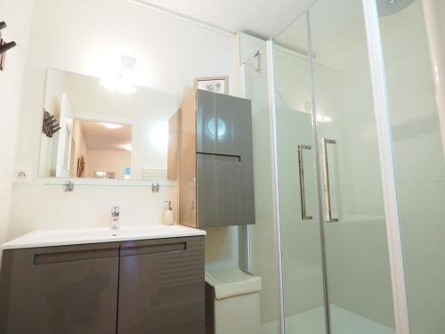une salle de bain avec un lavabo et une douche en verre dans l'établissement T2 Confortable avec Balcon, Parking et Équipements, Centre Arcachon, Proche Plage et Casino - FR-1-474-72, à Arcachon